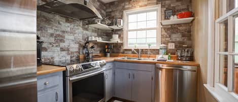 Full-sized fridge, microwave, oven, stovetop