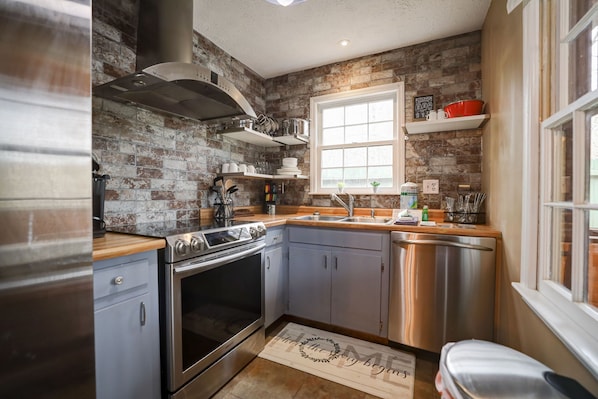 Full-sized fridge, microwave, oven, stovetop