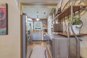 Full-sized fridge, microwave, oven, stovetop