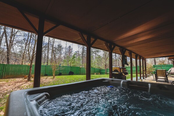 Outdoor dining - Pawsibilities  - Pet Friendly with Game Room and Hot Tub! (Clarkesville)