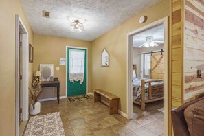 2 bedrooms, iron/ironing board, internet, bed sheets