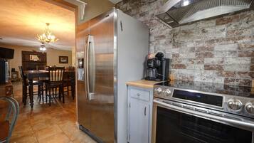 Full-size fridge, microwave, oven, stovetop