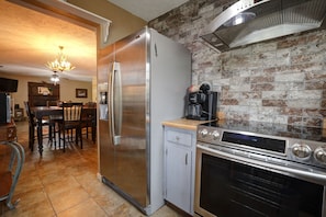 Full-sized fridge, microwave, oven, stovetop