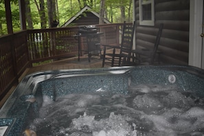 Outdoor spa tub - Mountain Jewel in Shagbark (Sevierville)