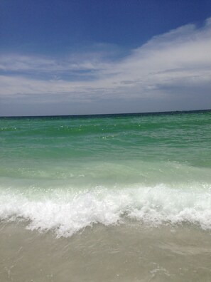 Plage à proximité, chaises longues, serviettes de plage