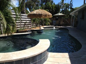 Alberca al aire libre y alberca climatizada