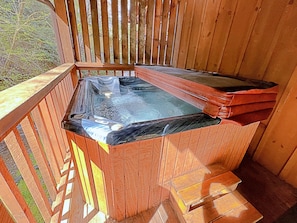 Property grounds - 2 bed 2 bath with hot tub! Near Gatlinburg and Dollywood. (Pigeon Forge)