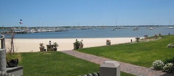 Waterfront condo, Private Beach, Heated Pool, Walk to Ferries and town, Sleeps 8