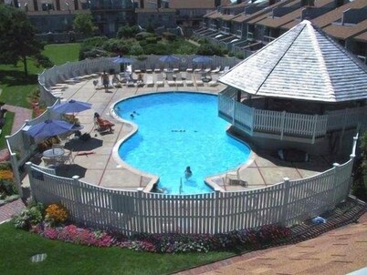 Waterfront condo, Private Beach, Heated Pool, Walk to Ferries and town, Sleeps 8