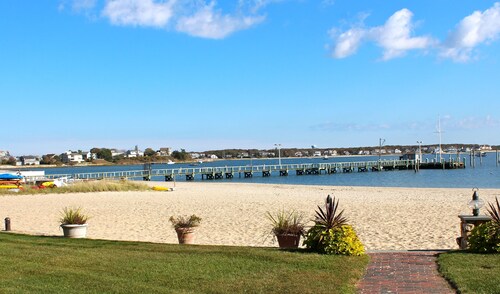 Waterfront condo, Private Beach, Heated Pool, Walk to Ferries and town, Sleeps 8