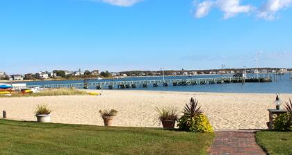 Waterfront condo, Private Beach, Heated Pool, Walk to Ferries and town, Sleeps 8