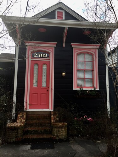 A Beautiful Jewel Box... This House Is Painted Black ! 