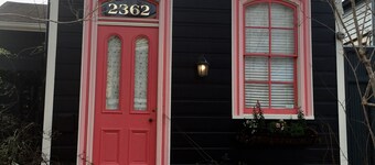 A Beautiful Jewel Box... This House Is Painted Black ! 