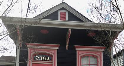 A Beautiful Jewel Box... This House Is Painted Black !