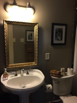 Tina con regadera, secadora de cabello, toallas, jabón 