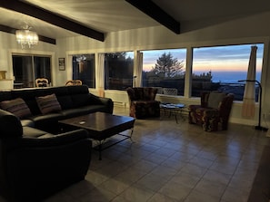 Smart TV, chimenea y futbolito 