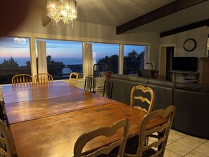 Dining - Private Lodge. 1.3 acres. Spacious rooms. Gorgeous ocean view. Mountains. Come! (Yachats)