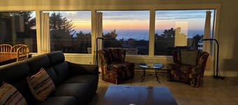 Private Lodge. 1.3 acres. Spacious rooms. Gorgeous ocean view. Mountains. Come!
