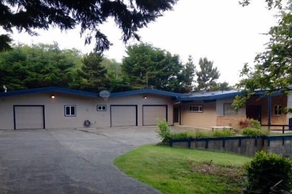 Welcome to private ocean view lodge on 1.3 acres!