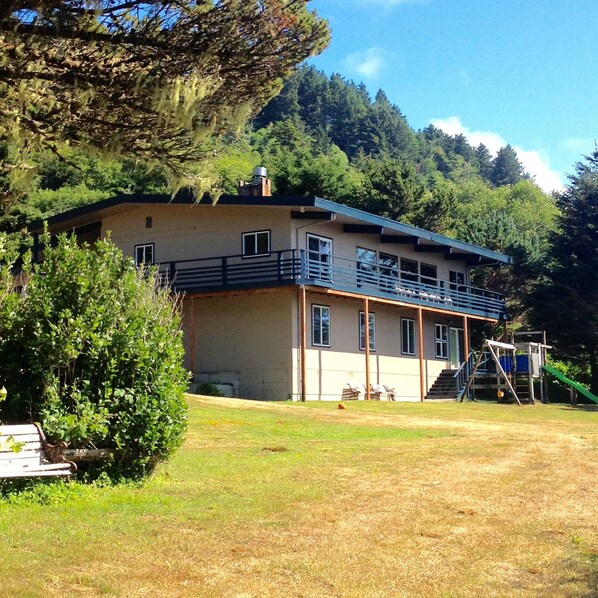 Exterior - Private Lodge. 1.3 acres. Spacious rooms. Gorgeous ocean view. Mountains. Come! (Yachats)