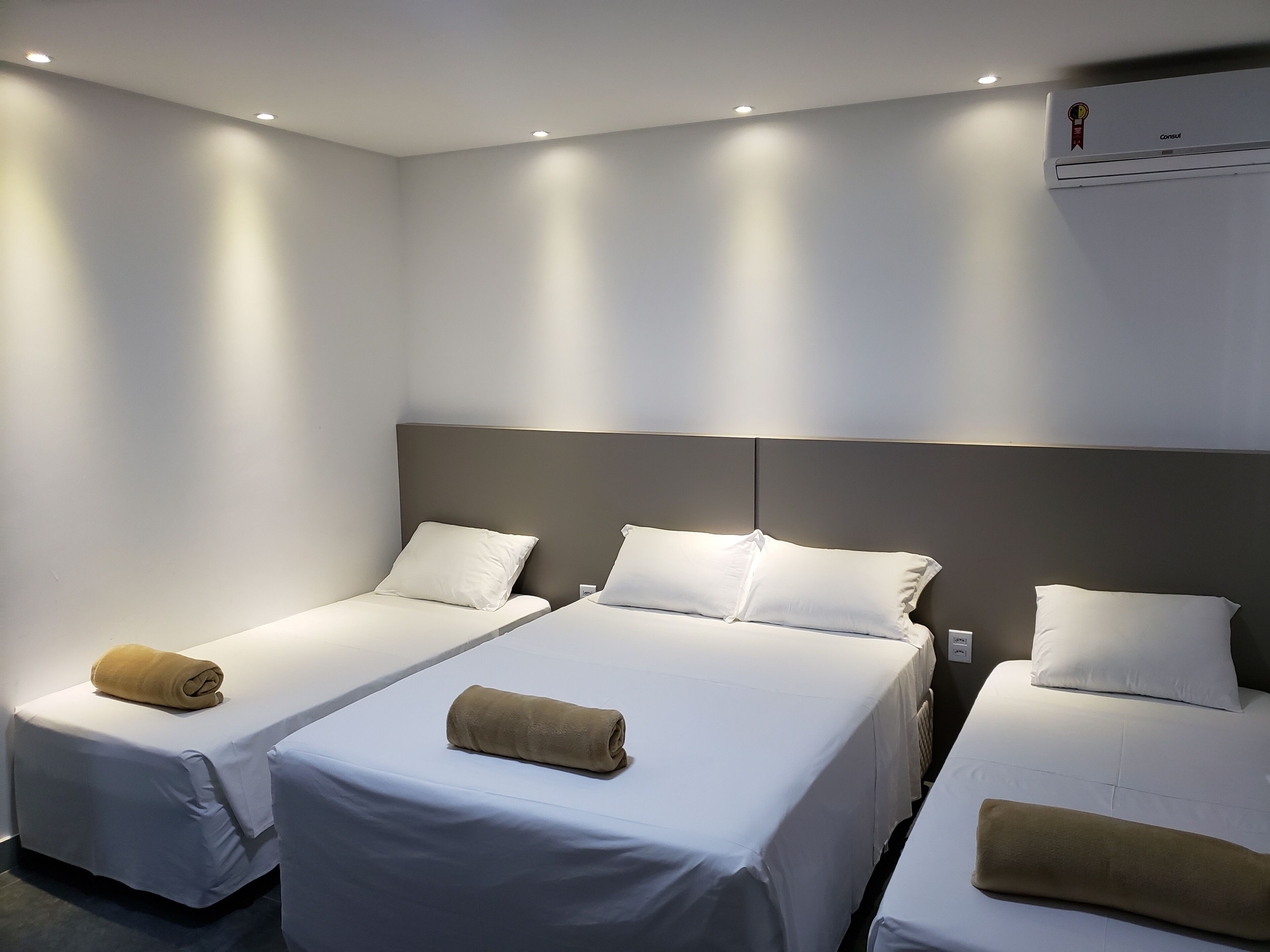 Minibar, bureau, espace de travail pour ordinateur portable