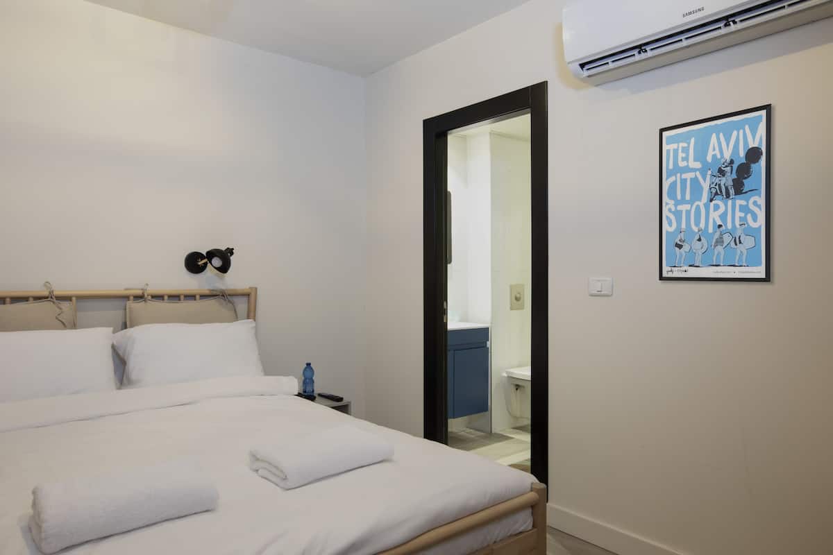 Double Room, Non Smoking | Desk, blackout drapes, free WiFi, bed sheets