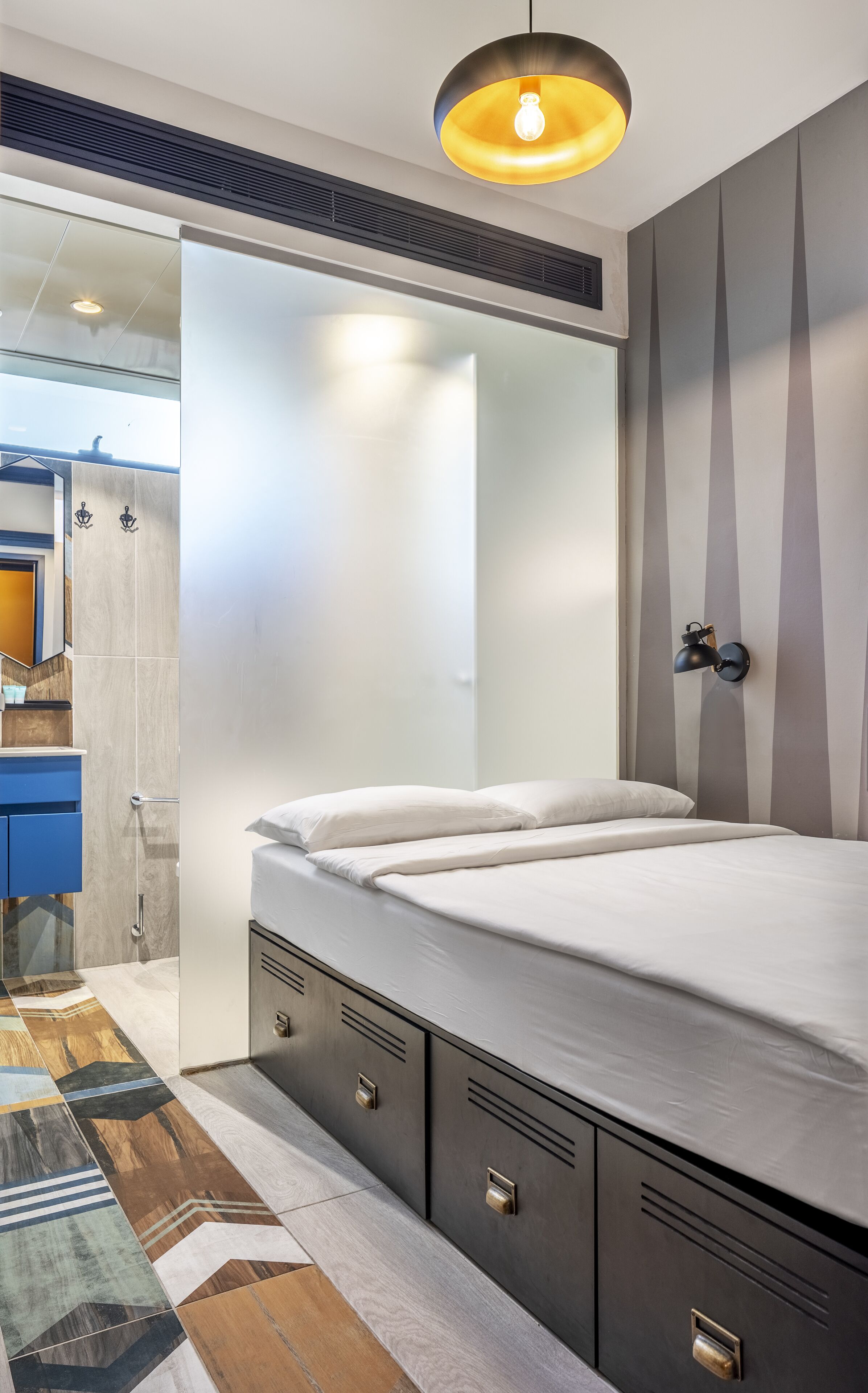 Un dormitorio moderno con una cama grande, un armario empotrado y un diseño de pared único.
