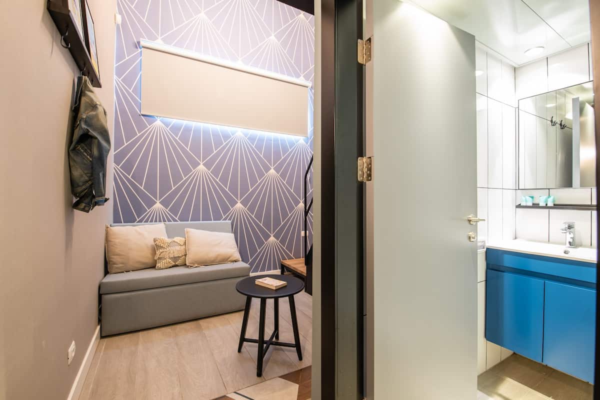Gallery Room | Desk, blackout drapes, free WiFi, bed sheets