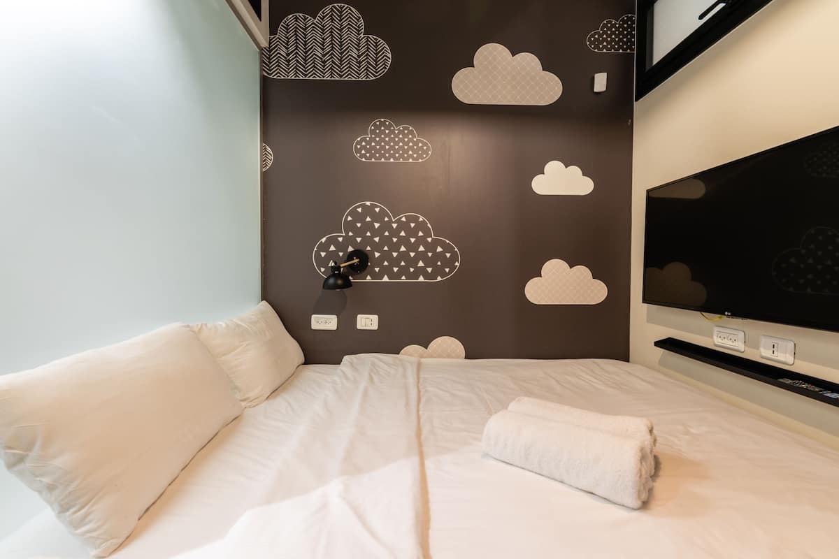 Double Capsule Room | デスク、遮光カーテン、WiFi (無料)、ベッドシーツ