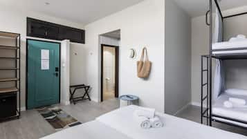 Skrivebord, blendingsgardiner, wi-fi (inkludert) og sengetøy