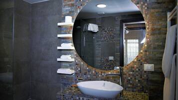 Junior Suite | Bathroom | Free toiletries, hair dryer, slippers, towels