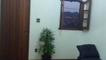 Casa conforto, várias camas, para não fumantes | Área de estar | TV