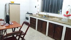 Comfort House, Multiple Beds, Non Smoking | Private kitchen - Casa Perto do Inhotim (Brumadinho)