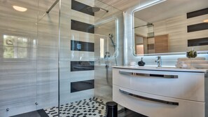 Dusche, Haartrockner, Handtücher, Seife