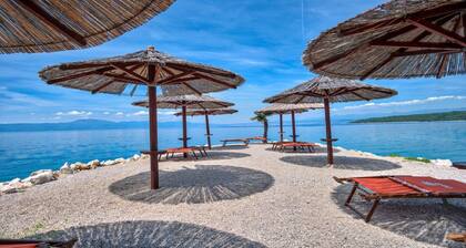 NOUVEAU Villa Ă Njivice sur l'Ăźle Krk-piscine, barbecue, vue mer, jardin ****