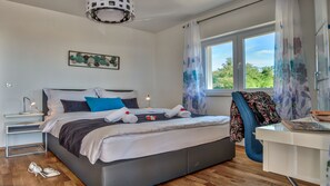 3 bedrooms, iron/ironing board, WiFi, bed sheets