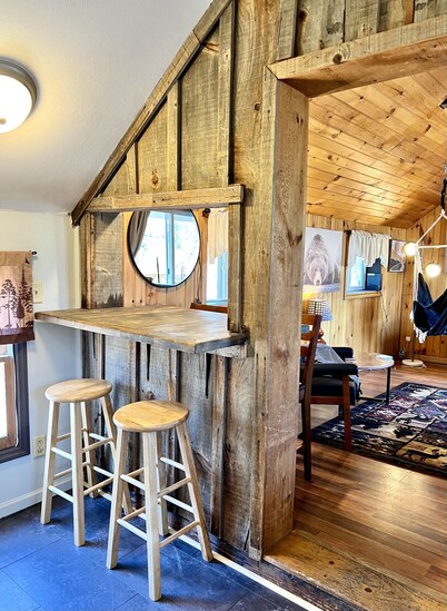 Escape to the lake!  Lkfrnt cottage fish/boat/relax. 2 Mins to Salmon River