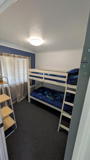 3 bedrooms, WiFi (free), bed sheets