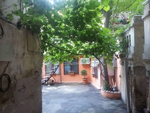 Property grounds - Henry Apartment - Tbilisi real heart (Dzveli Tbilisi)
