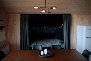 2 sovrum, skrivbord, strykjärn/strykbräda och resesäng