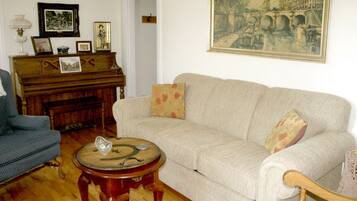 Smart-TV, Kamin, DVD-Player, Bücher