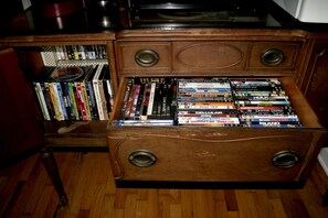 Game room - Ron & Orline's Home, park at the door & use our EV 50 amp charger (Bardstown)