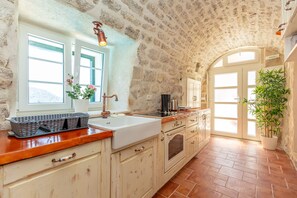 Een koelkast, een microgolfoven, een oven, een kookplaat