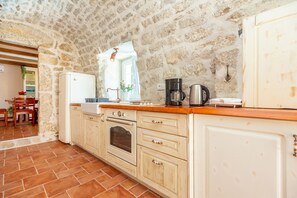 Een koelkast, een microgolfoven, een oven, een kookplaat