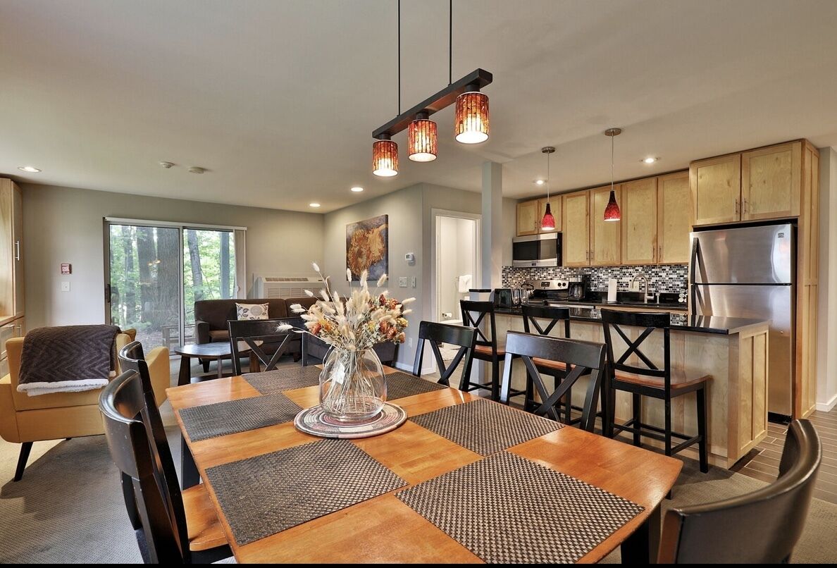 Modern Renovated Condo XLarge Living & Dining Area, 2 Bdrm, 3 Bath