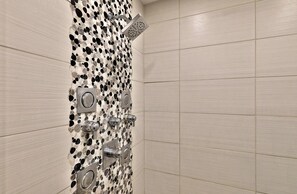 Een haardroger, handdoeken, zeep, shampoo