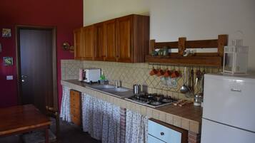 Frigorifero, forno, piano cottura, pentole/stoviglie/utensili