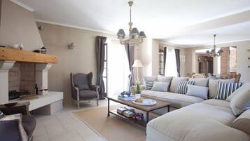 Smart TV, fireplace, video games, DVD player