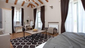 Ein Schlafzimmer mit Bett, Schreibtisch, Stuhl und Fenster.