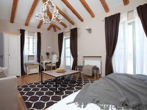 5 bedrooms, desk, iron/ironing board, travel crib